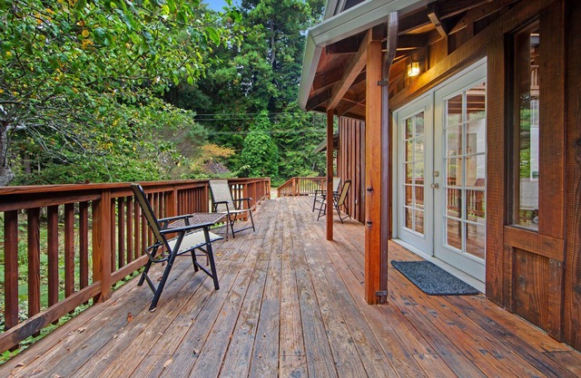 Coastal redwood home with deck, forest view, gas grill, free WiFi