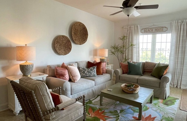 Coastal Retreat - 2B/2B Sleeps 6 - 1 Block to Beach - Shagger's Dream!