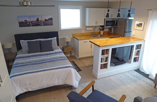Coastal Retreat - Beach, Hiking & Mountains!