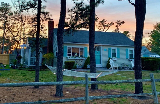 Coastal retreat- updated, stylish & quick walk to beach!