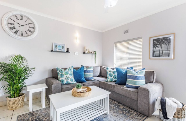 Coastal Retreat: 2-Bed Chalet with Balcony and BBQ