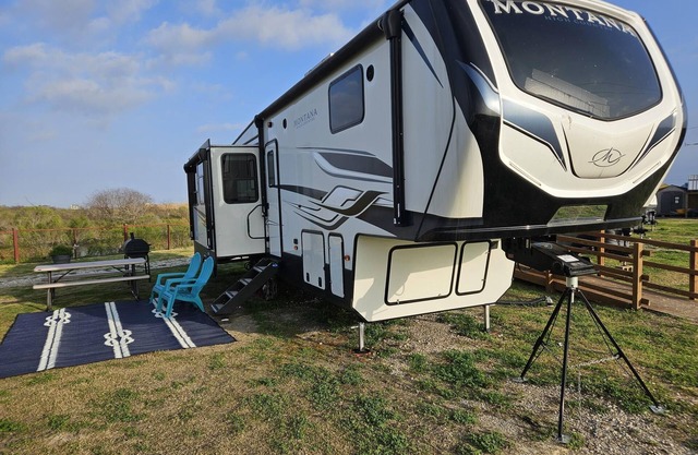 Coastal RV Stay – Montana High Country - Sleeps 4