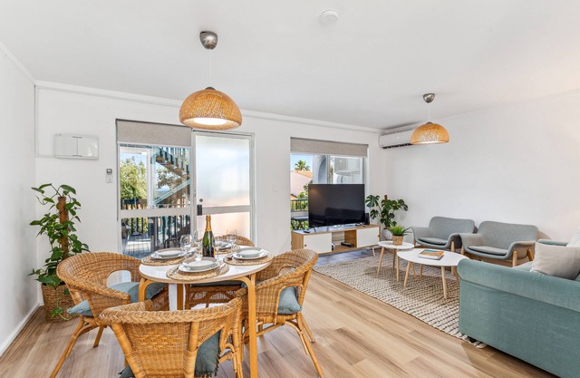 Coastal Scarborough Beach "Gem" Sleeps4!