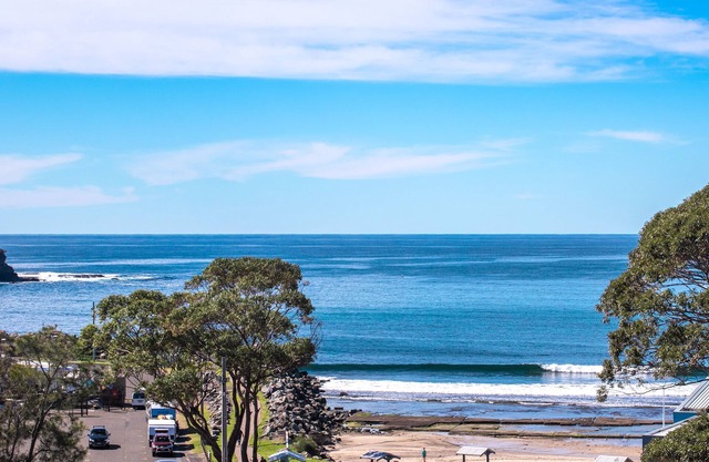 Coastal setting minutes from beach and shops