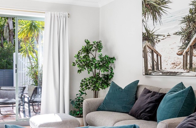 Coastal Townhouse - Minutes from the Beach and a short walk to town.