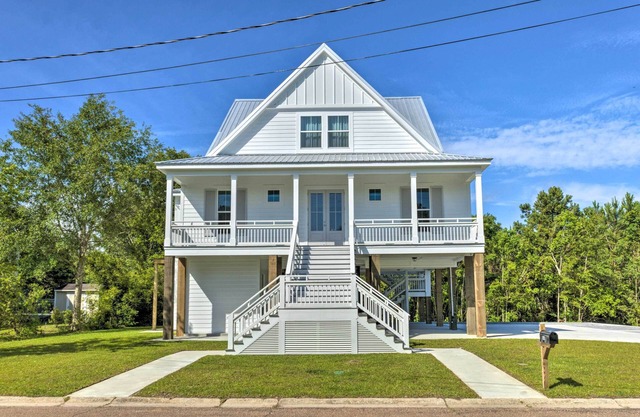 Coastal Waveland House 1/2 Block to Pub Beach