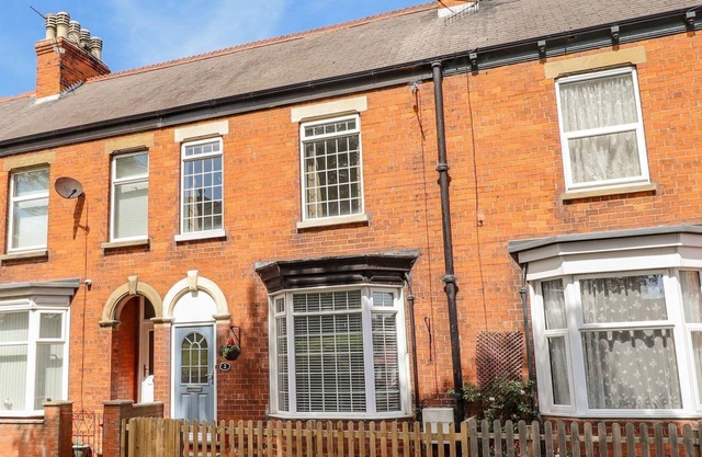 COASTGUARD COTTAGE, pet friendly, with a garden in Easington