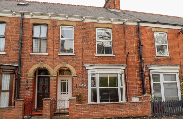 COASTGUARD COTTAGES, pet friendly, with a garden in Easington