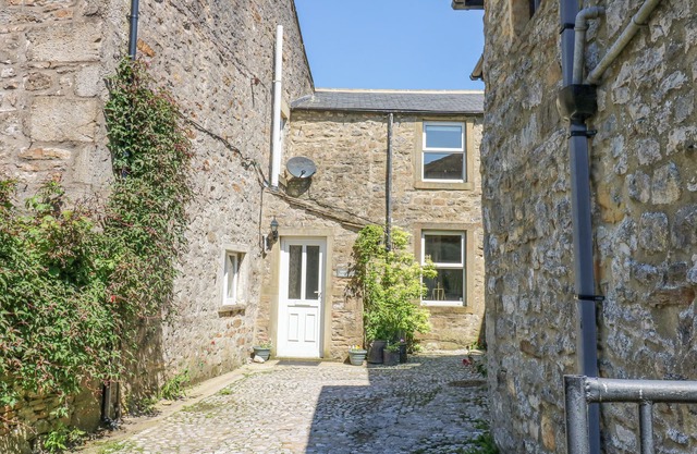 COATES LANE FARM COTTAGE, pet friendly, with open fire in Starbotton