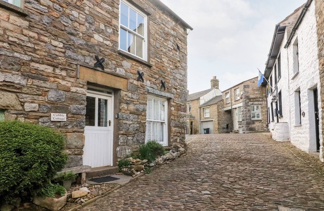 COBBLE COTTAGE, pet friendly, character holiday cottage in Dent