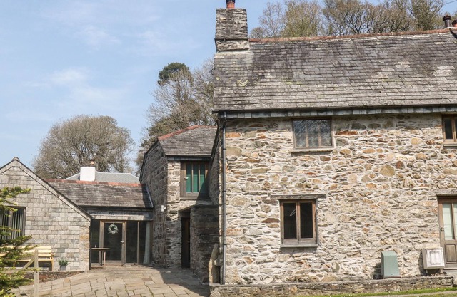 COBBLEDICKS COTTAGE, pet friendly, with open fire in Callington