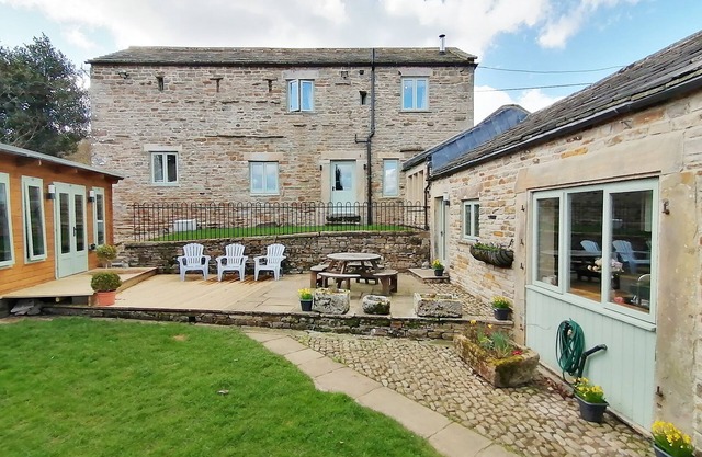 COBBLERS BARN, pet friendly, with hot tub in Mickleton, Teesdale