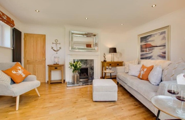 Cobblers Cottage, Beautiful, Fun, Vibrant Coastal Cottage. Two Double Bedrooms