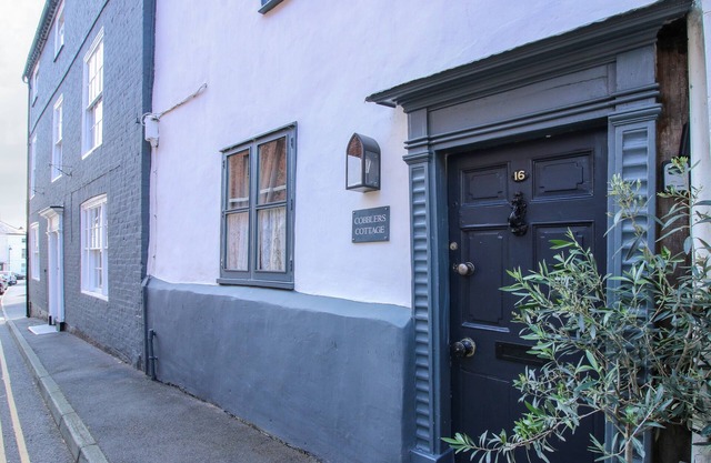 COBBLERS COTTAGE, pet friendly in Whitchurch