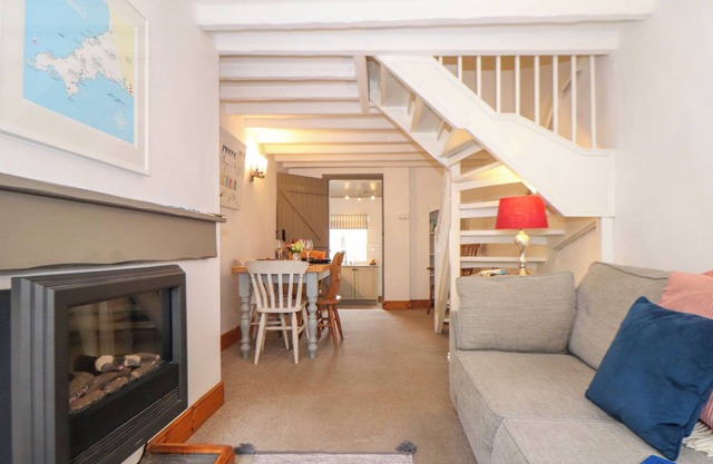 COBBLESTONE COTTAGE, family friendly, with a garden in Bude