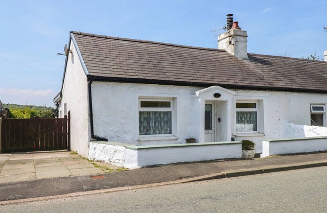 COBWEB COTTAGE, pet friendly, country holiday cottage in Waunfawr
