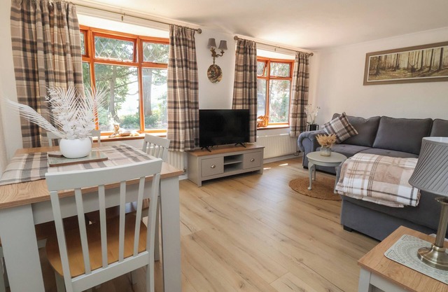 COCK BANK COTTAGE, pet friendly, with a garden in Bangor-On-Dee