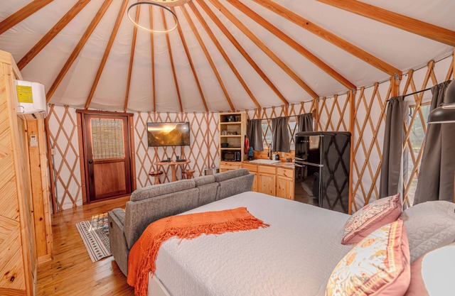 Cockatoo Yurt/Cold A/C! Hot Tub/Grill/Close to Town/River Yurt Village
