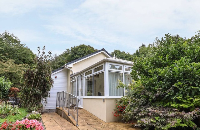 COCKEREL COTTAGE, pet friendly, with a garden in Llanllwni