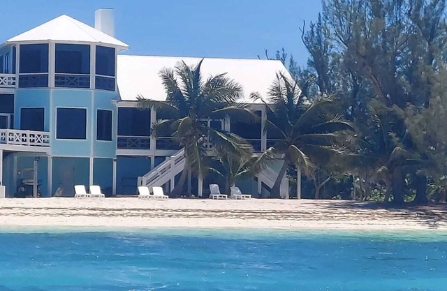 Coco Bay House + Private Beach + Near Public Dock + Green Turtle Cay