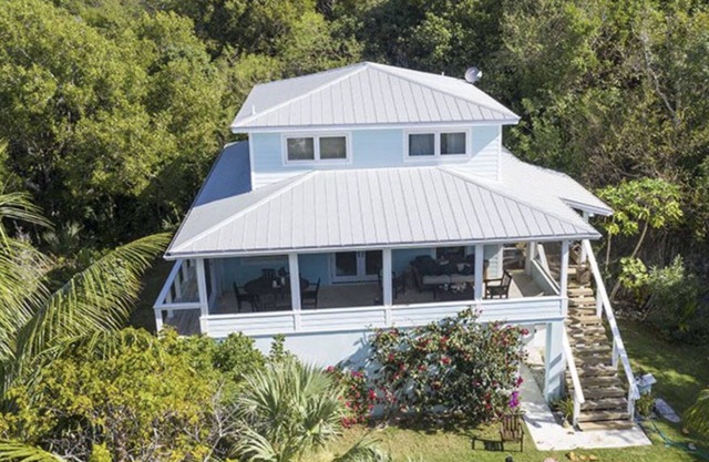 Coco Hideaway, Coco Bay, Green Turtle Cay,Generator & steps to beach-sleeps 4-6.