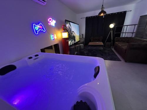 Cocon Jacuzzi et cinéma 4K P