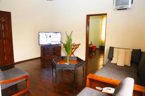 Coconut Grove Regency Hotel 
