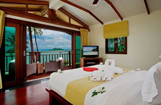 Coconut Island 4 Bedroom Beachfront Pool