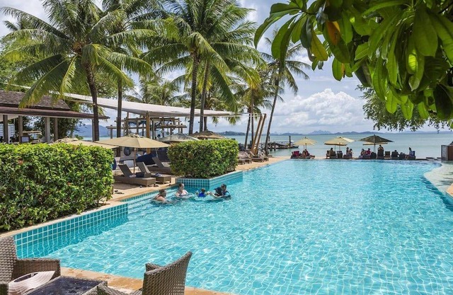 Coconut Island Tropical Jacuzzi Suite