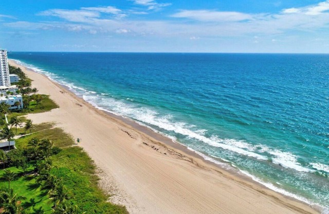 Coconut Oasis Across from the Beach - Luxury 3-bedroom Chef's Kitchen & Privacy.