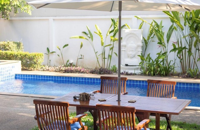 Coconut Palms: huge swimming pool and pool table!
