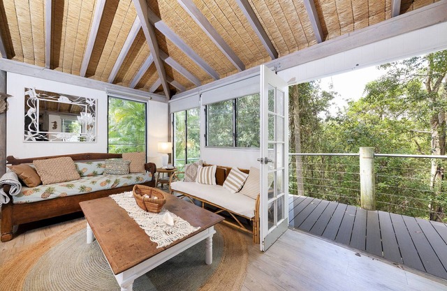 Coconuts is a tropical beach shack, 150mtrs to the crystal shores of Smiths lake