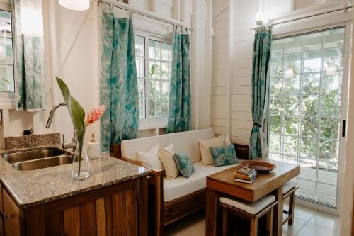 CoconutTree Bungalow of Villa Paraiso/Beachfront