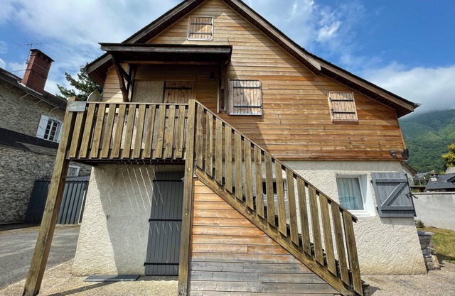 Cocoon apartment 500m from town center, mountain view. Children's games, ski room