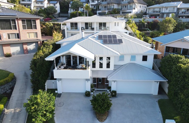 Coffs Harbour EXECUTIVE STYLE HOME & Pool - great location