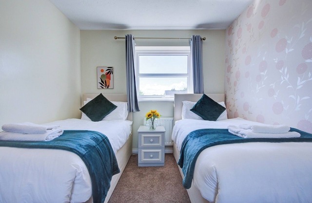 Colchester Comfort: 3BD Home Ideal for Work and Rest