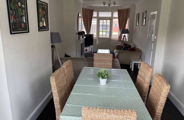College Road, Birmingham M5/M6, 3 bedrooms parking
