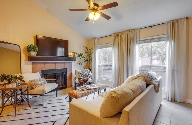 College Station Gem w/Pool Access Near University