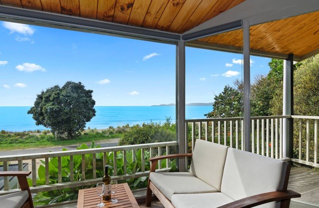 Collingwood Beach House - Golden Bay Holiday Home
