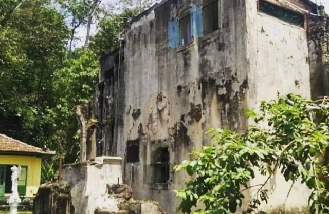 colonial house