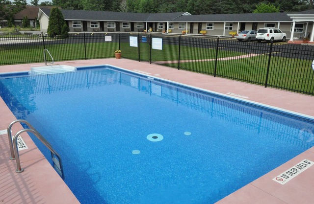 Colonial House Motor Inn