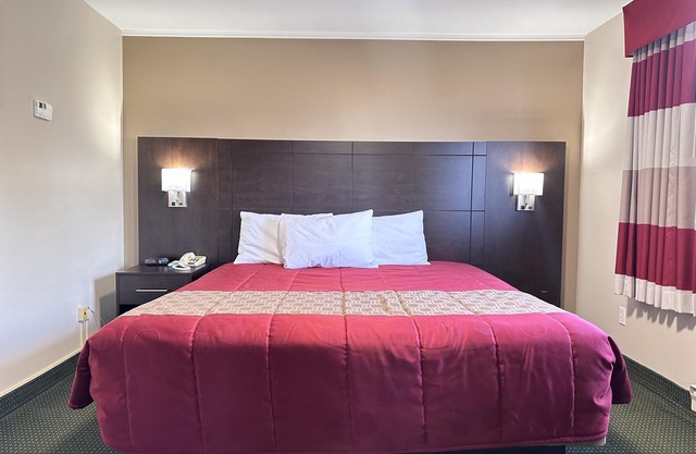 Colonial House Motor Inn