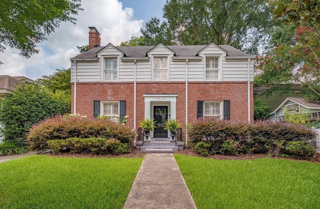 Colonial on 15th - Walk to Campus- 3BR 3BA- 5 TVs