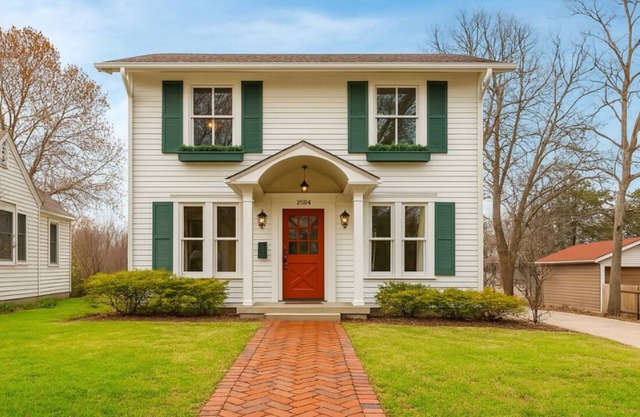 Colonial on College-Historic