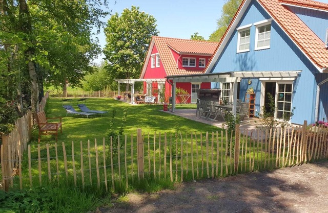 ~ Color magic blue in Conneforde ~ with large terrace, garden, sauna d