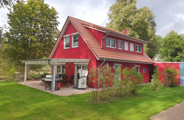 ~ Color magic red in Conneforde ~ with large terrace, garden, sauna,