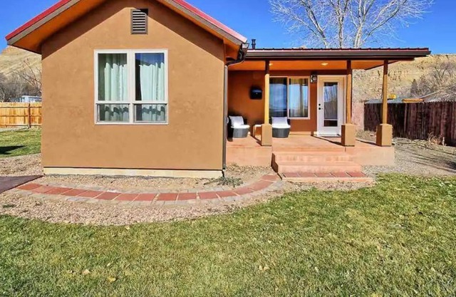 Colorado River B&B: riverside casita in Palisade