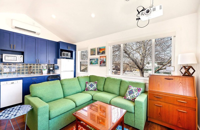 Colorful and Cozy★King Bed ★Near UT, Domain, Downtown