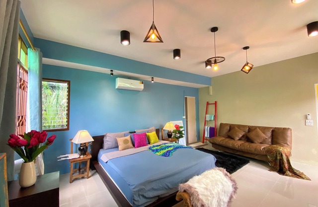 Colorful Charming cottage in tranquil with local touch
