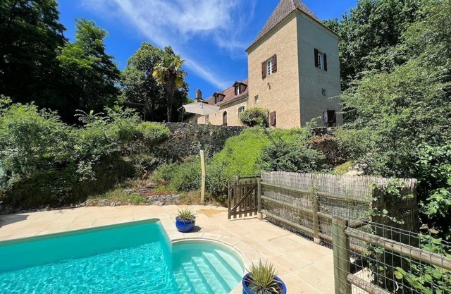 Colorful country house with spacious garden, extra-large pool and forest